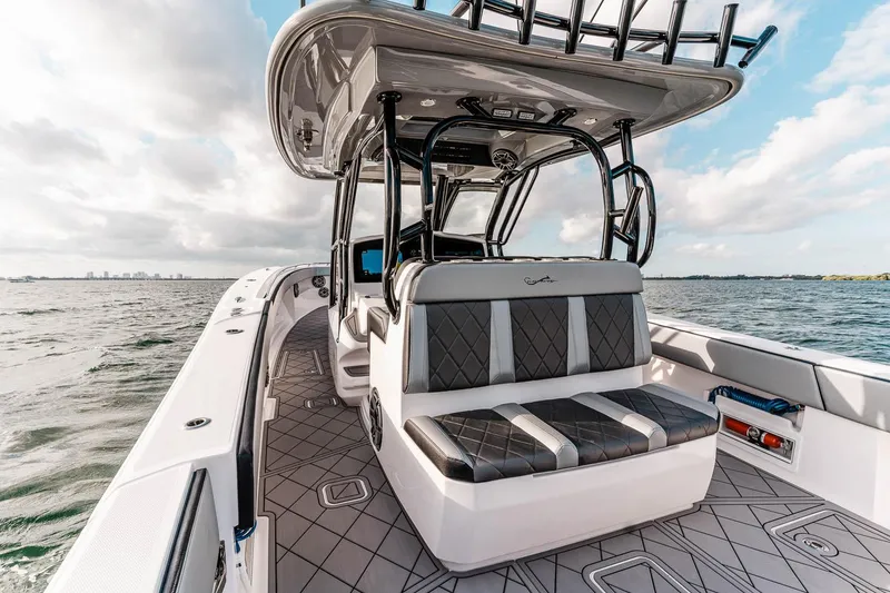 Slide: The Image of Luxueuze 2026 Blackwater 41 Tournament boot op open water. - 6
