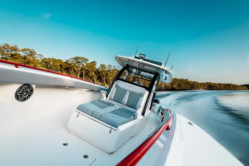 Slide: The Image of Lujoso barco Blackwater 41 Tournament, modelo 2026, navegando en el agua. - 4
