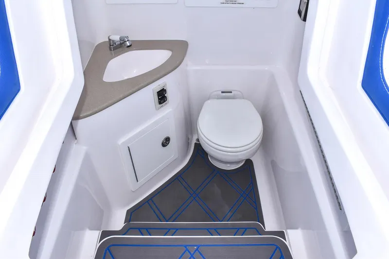 Slide: The Image of Baño moderno en el barco Blackwater 36 Sport, modelo 2026. - 13