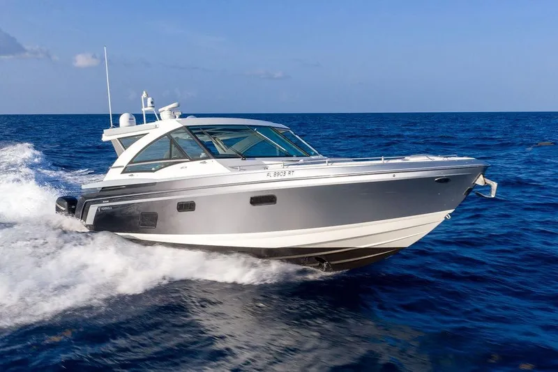 The Image of 2018 Formula 430 Super Sport Crossover op open zee, met slank ontwerp en sportieve prestaties. - 2