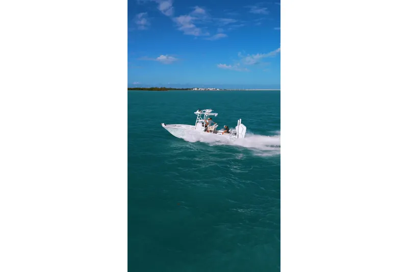 Slide: The Image of 2026 Broadwater Boatworks 25 Bay Cat op open zee. - 12