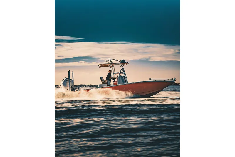 Slide: The Image of 2026 Broadwater Boatworks 25 Bay Cat auf dem Wasser bei Sonnenuntergang. - 32