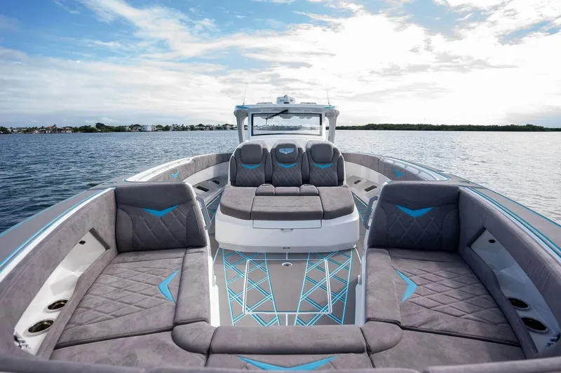 Slide: The Image of Intérieur luxueux du yacht Deep Impact 499 Sport, modèle 2026. - 5