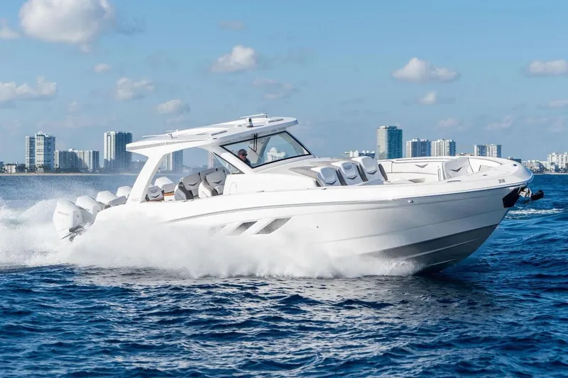 Slide: The Image of Bateau Deep Impact 499 Sport 2026 sur l'eau près de la ville. - 1