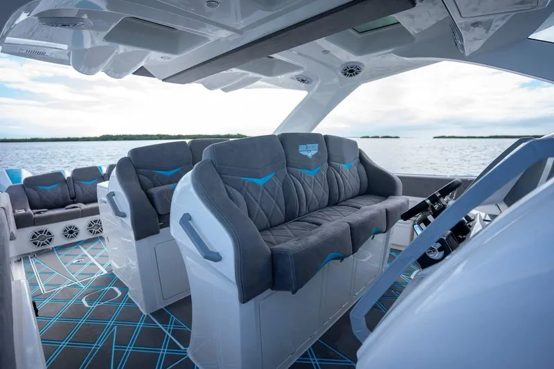 Slide: The Image of Interior del barco Deep Impact 499 Sport, modelo 2026, con asientos lujosos. - 9