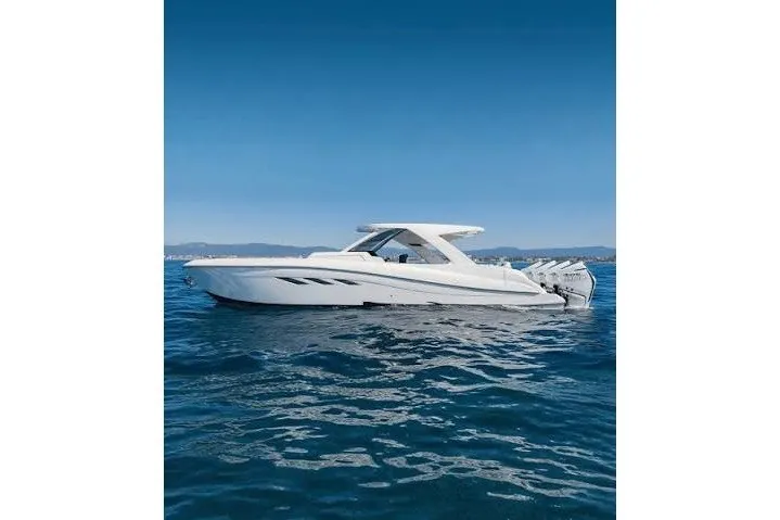 The Image of Ein elegantes, modernes Boot mit vier Außenbordmotoren, das auf ruhigem Wasser fährt. - 0