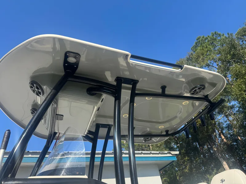 Slide: The Image of T-top de un barco Sea Pro 248 Bay 2020 con altavoces y luces. - 7
