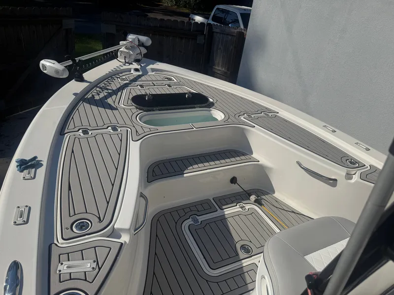 Slide: The Image of La imagen muestra la cubierta de un barco Sea Pro 248 Bay 2020 con acentos grises. - 12