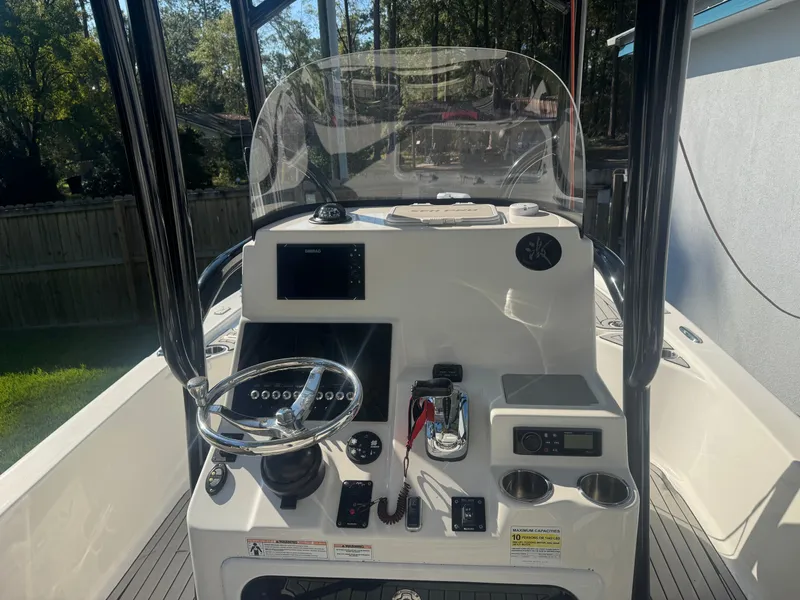 Slide: The Image of La imagen muestra el timón de un barco Sea Pro 248 Bay 2020 con electrónica moderna. - 9