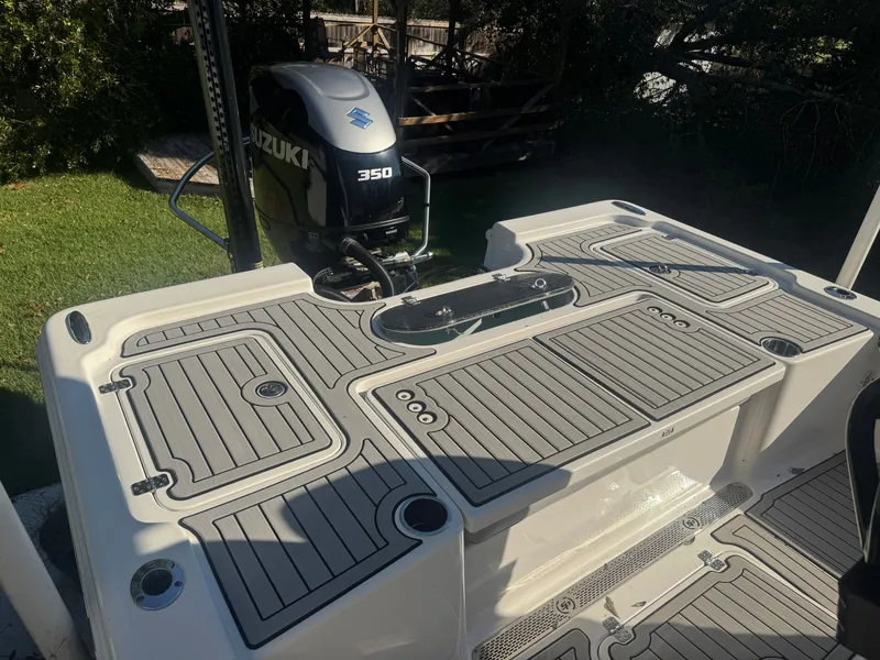 Slide: The Image of La imagen muestra la popa de un barco Sea Pro 248 Bay 2020 con un motor Suzuki 350. - 11
