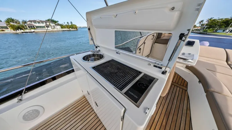 Slide: The Image of 2015 Prestige 550 'Legacy' - 19