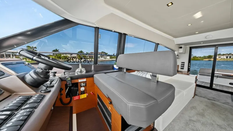 Slide: The Image of 2015 Prestige 550 'Legacy' - 31