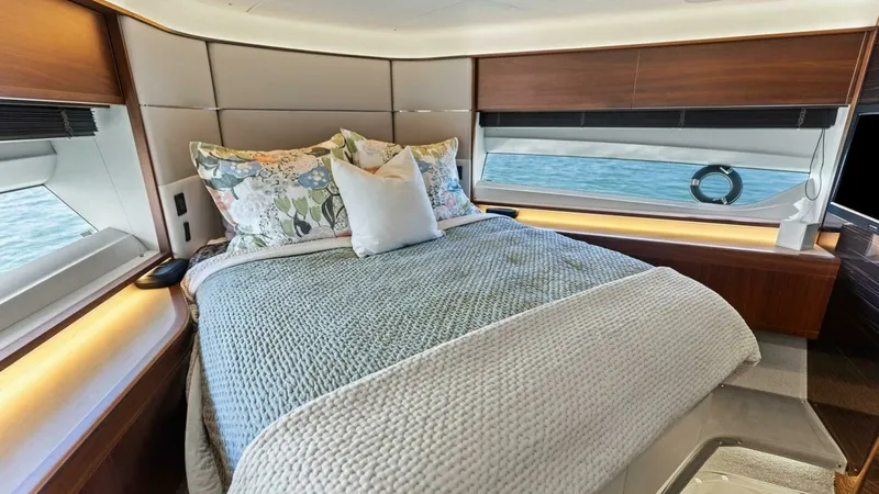 Slide: The Image of 2018 Princess Y75 Motor Yacht - 33