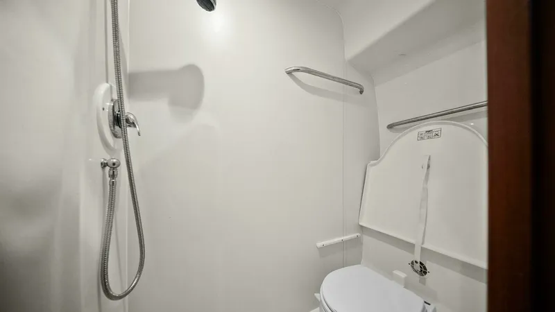 Slide: The Image of 2007 Tiara Yachts 4300 Sovran - Head - 31