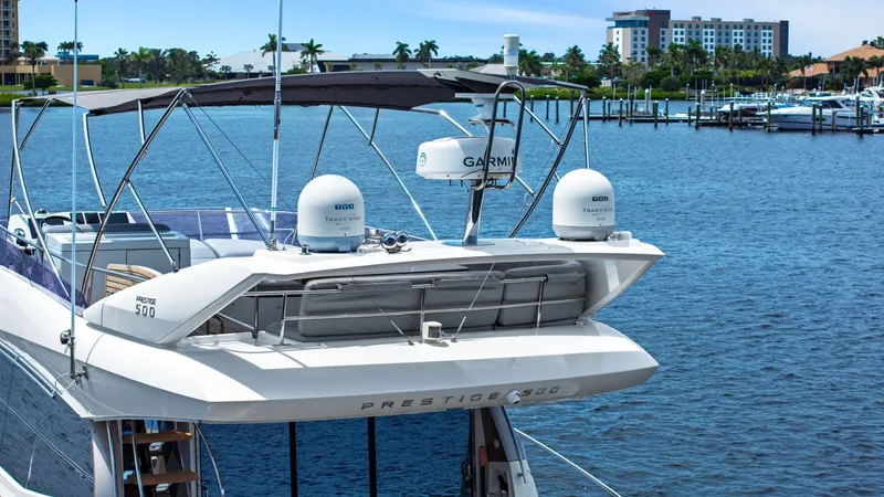 Slide: The Image of Flybridge with Radar and Canopy - 81