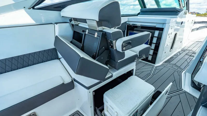 Slide: The Image of 2023 Monterey 385 SS - 19