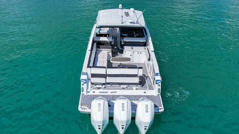 Slide: The Image of 2023 Monterey 385 SS - 40