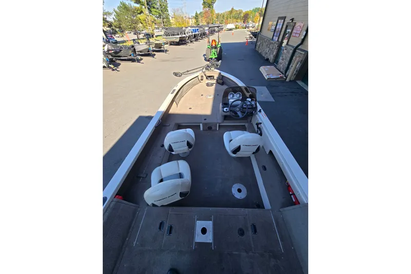 Slide: The Image of 2008 Crestliner 1850 Fish Hawk SC boat interior with seating and steering console. - 8