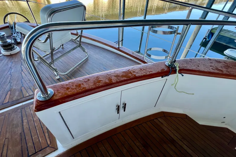 Slide: The Image of Deck of 2000 Ocean Alexander 430 Classicco yacht with seating and railing. - 39