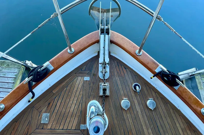 Slide: The Image of Bow view of 2000 Ocean Alexander 430 Classicco yacht with wooden deck and anchor chain. - 42