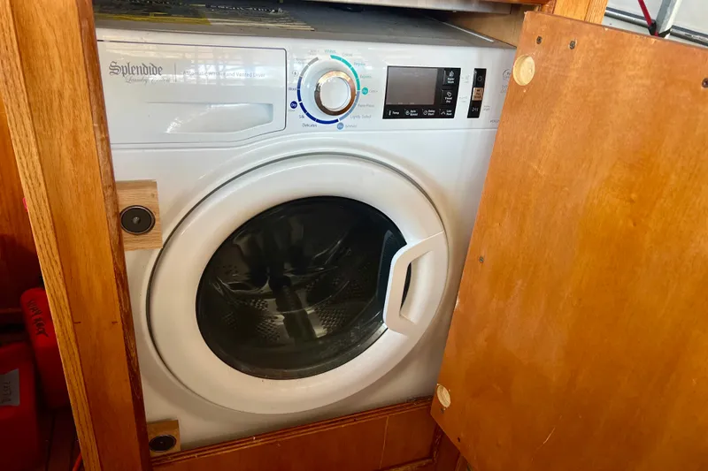 Slide: The Image of Splendide washer-dryer inside Ocean Alexander 430 Classicco yacht, 2000 model. - 7