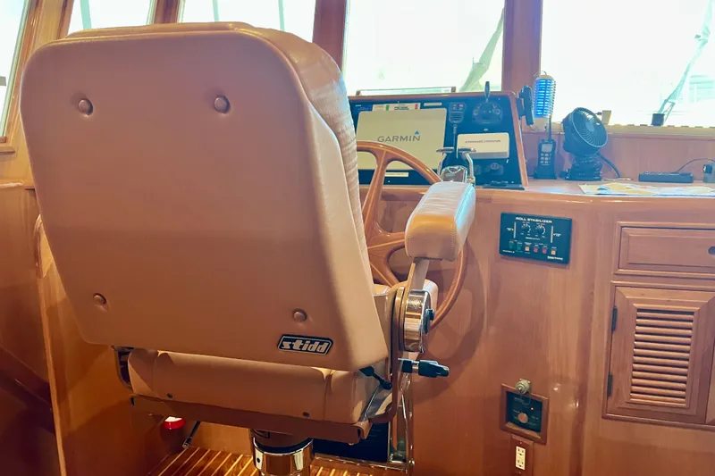 Slide: The Image of Helm of 2000 Ocean Alexander 430 Classicco with Garmin navigation and Stidd chair. - 22
