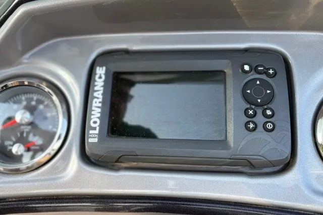 Slide: The Image of Lowrance fishfinder on 2020 Sun Tracker SportFish 22 XP3 dashboard. - 37