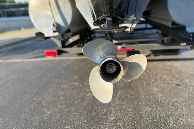 Slide: The Image of Propeller of 2020 Sun Tracker SportFish 22 XP3 boat on trailer. - 48