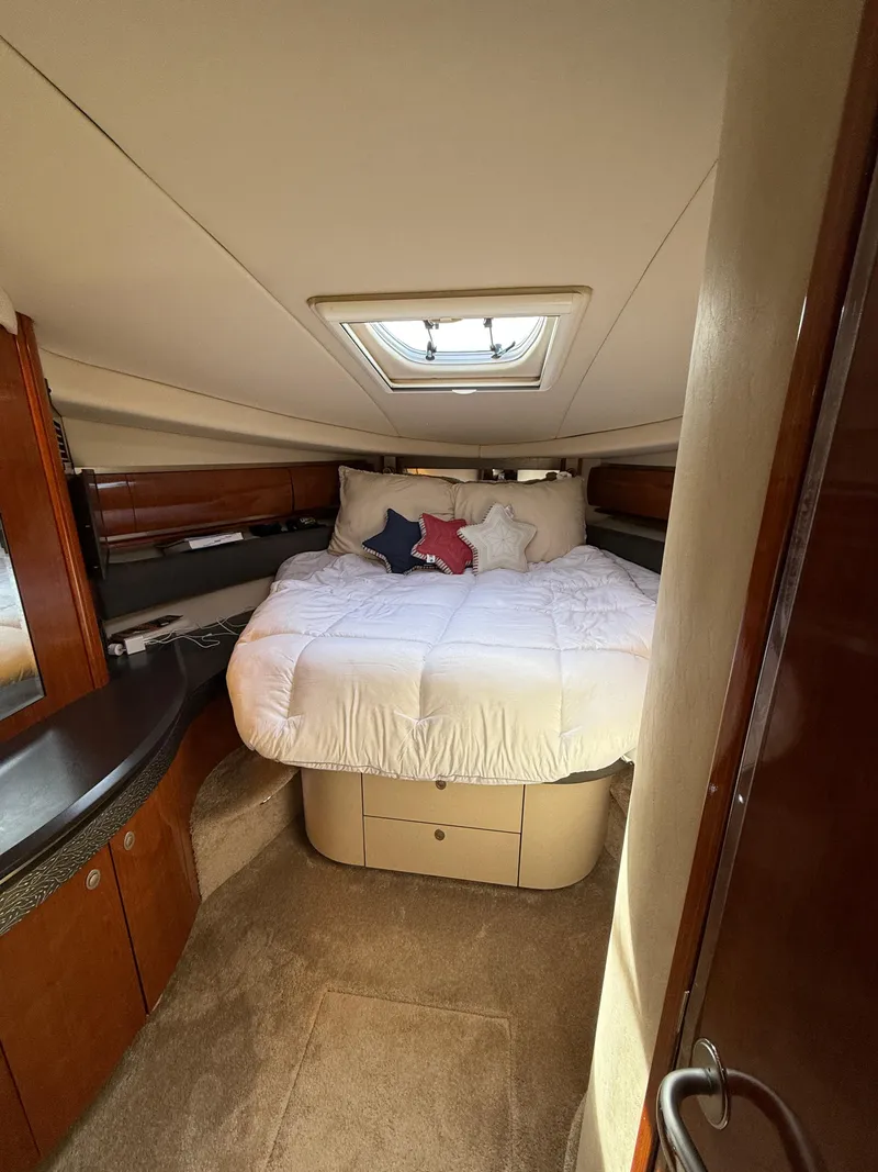 Slide: The Image of 2003 Sea Ray 500 Sundancer cabin with cozy bed and skylight. - 20