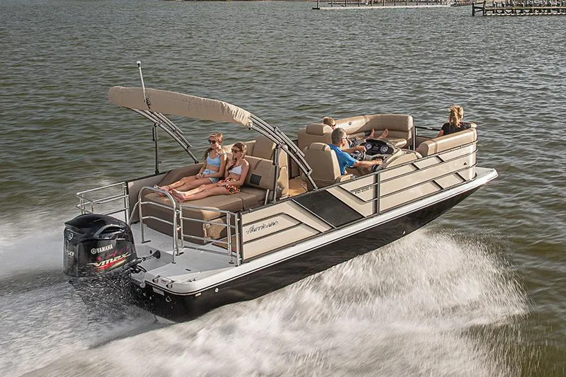 The Image of 2020 Hurricane FunDeck 236SB OB auf dem Wasser mit Passagieren. - 10
