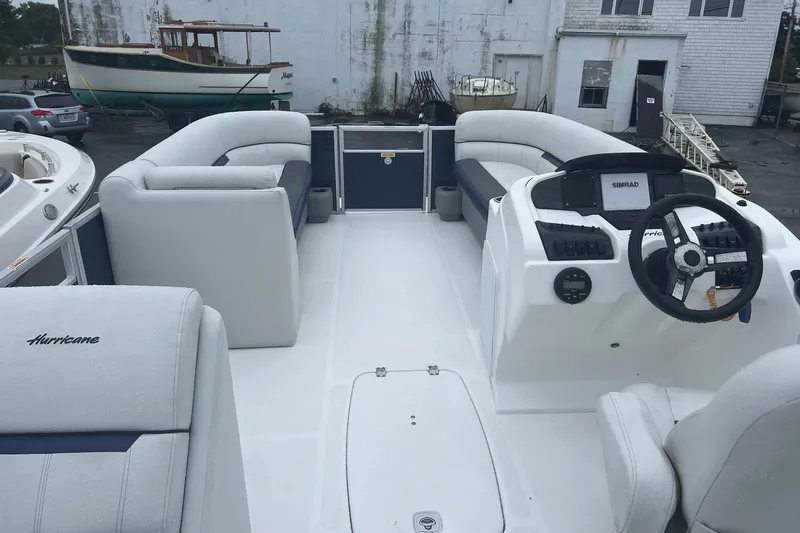 Slide: The Image of Das Bild zeigt das Cockpit eines Hurricane FunDeck 236SB OB von 2020 mit grauen Polstern. - 14