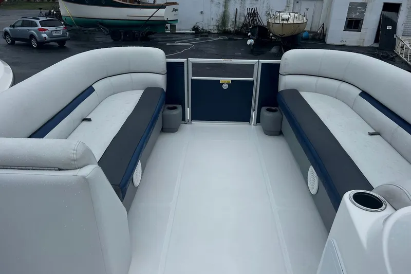 Slide: The Image of Innenraum eines Hurricane FunDeck 236SB OB von 2020 mit grauen und blauen Sitzbänken. - 13