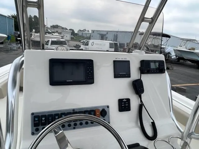 Slide: The Image of Das Bild zeigt das Steuerpult eines Key West 239 FS Bootes mit Navigationsgeräten. - 3