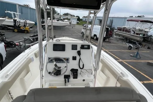 Slide: The Image of Das Bild zeigt das Steuerpult eines Key West 239 FS Bootes von 2021. - 4