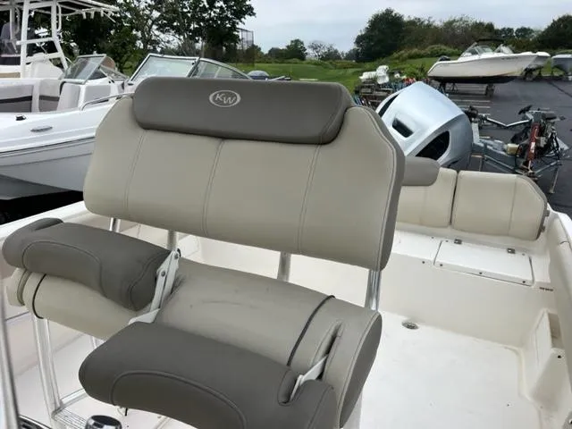Slide: The Image of Das Bild zeigt das Cockpit eines Key West 239 FS Bootes von 2021 mit beigen Polstern. - 15