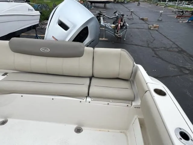 Slide: The Image of Das Bild zeigt das Heck eines Key West 239 FS Bootes mit beigen Polstern. - 9