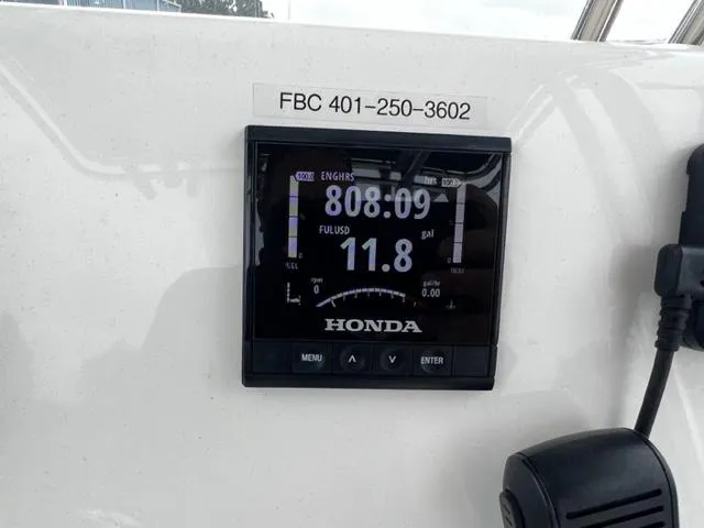 Slide: The Image of Ein Honda-Bildschirm zeigt 808 Stunden und 11,8 Gallonen pro Stunde an. - 5