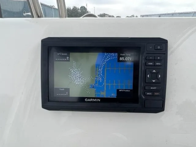 Slide: The Image of Ein Garmin-Navigationssystem auf einem Boot zeigt eine Karte und Daten an. - 6