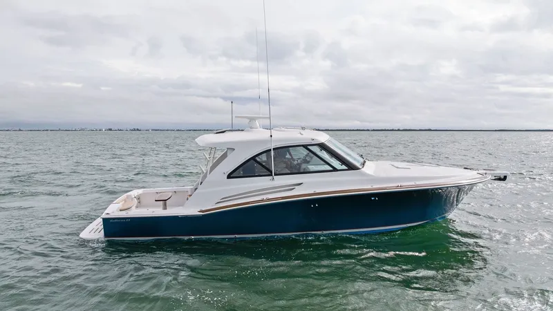 Slide: The Image of Starboard Profile of Hatteras GT45X - 6