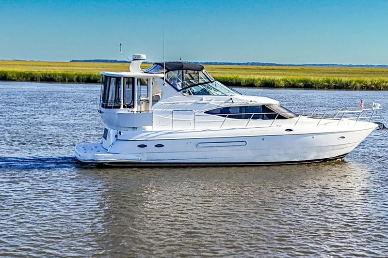 The Image of Cruisers 4450 Express Motoryacht 2003 - undefined