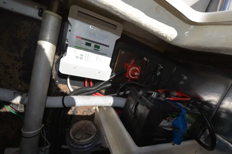 Slide: The Image of Electrical system inside 2006 Fountaine Pajot LAVEZZI 40, featuring ProNautic charger and battery. - 42