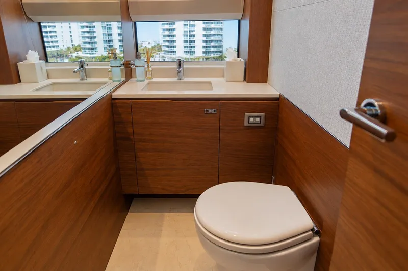 Slide: The Image of Salle de bain luxueuse avec boiseries, toilettes modernes et lavabo, vue sur des immeubles. - 37