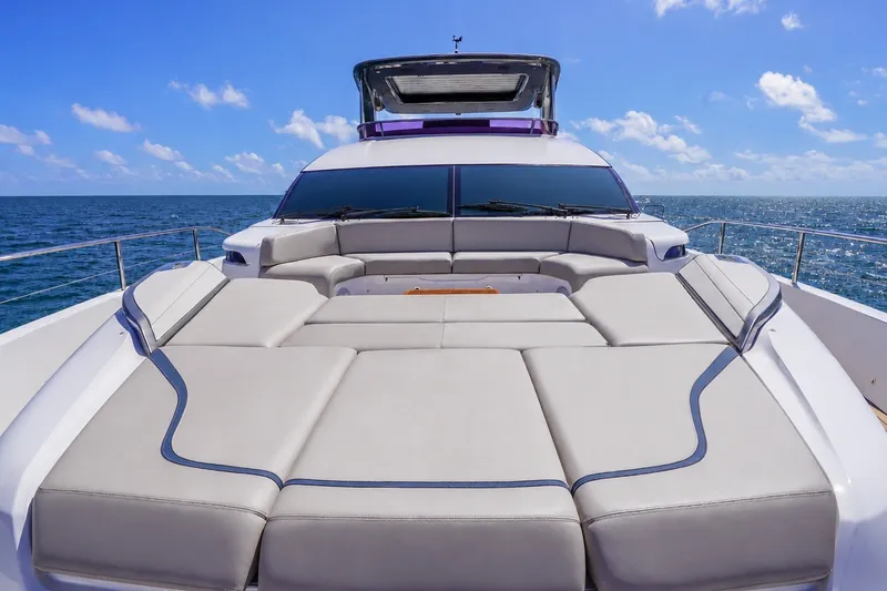 Slide: The Image of Luxe zonnedek van de Princess Y85 jacht 2021, met comfortabele kussens en uitzicht op zee. - 6