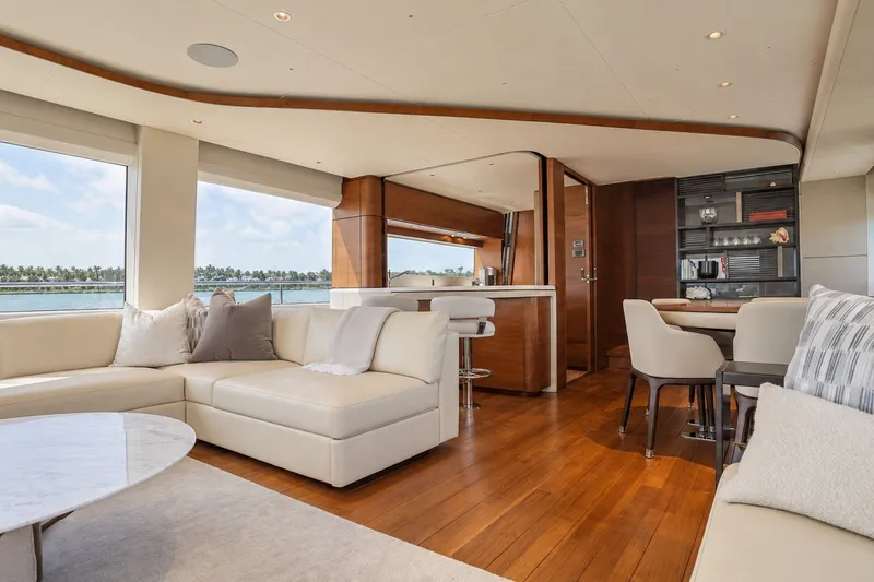Slide: The Image of Salon luxueux d'un yacht Princess Y85 2021 avec mobilier élégant et grandes fenêtres. - 26