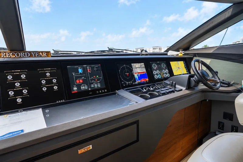 Slide: The Image of Le cockpit du Princess Y85 2021 présente des systèmes de navigation et de contrôle modernes avec plusieurs écrans. - 39