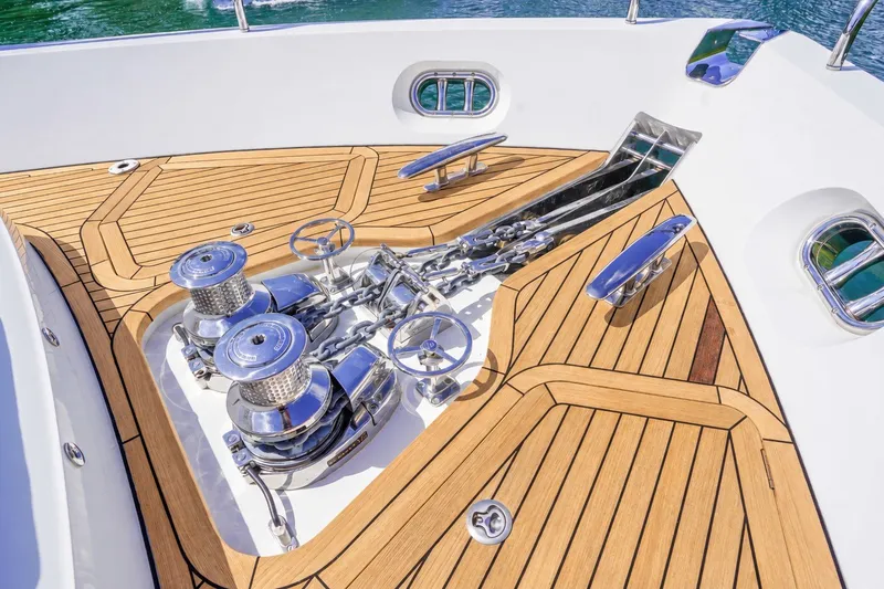 Slide: The Image of Das Deck der Princess Y85 von 2021 zeigt polierte Ankerwinden und elegantes Teakholz. - 12