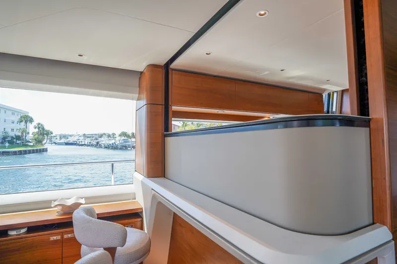 Slide: The Image of Intérieur d'un yacht de luxe avec un design moderne et de grandes fenêtres offrant une vue sur l'eau. - 33