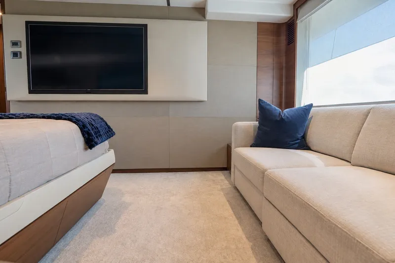 Slide: The Image of Luxe jachtinterieur met een grote bank, bed en flatscreen-tv. - 44