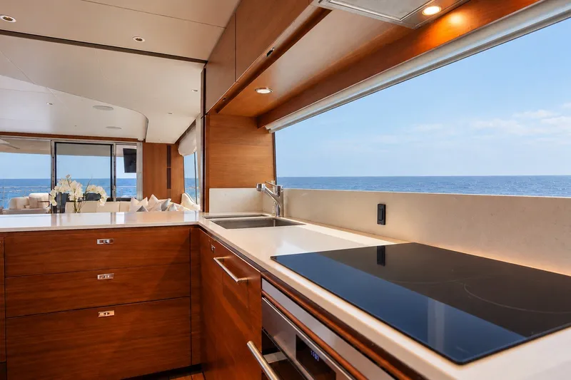 Slide: The Image of Cucina moderna su yacht con armadi in legno e vista sull'oceano. - 32