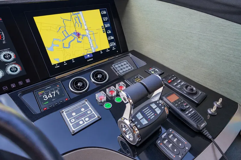 Slide: The Image of De afbeelding toont de stuurstand van een Princess Y85-jacht uit 2021 met moderne navigatie-instrumenten. - 40